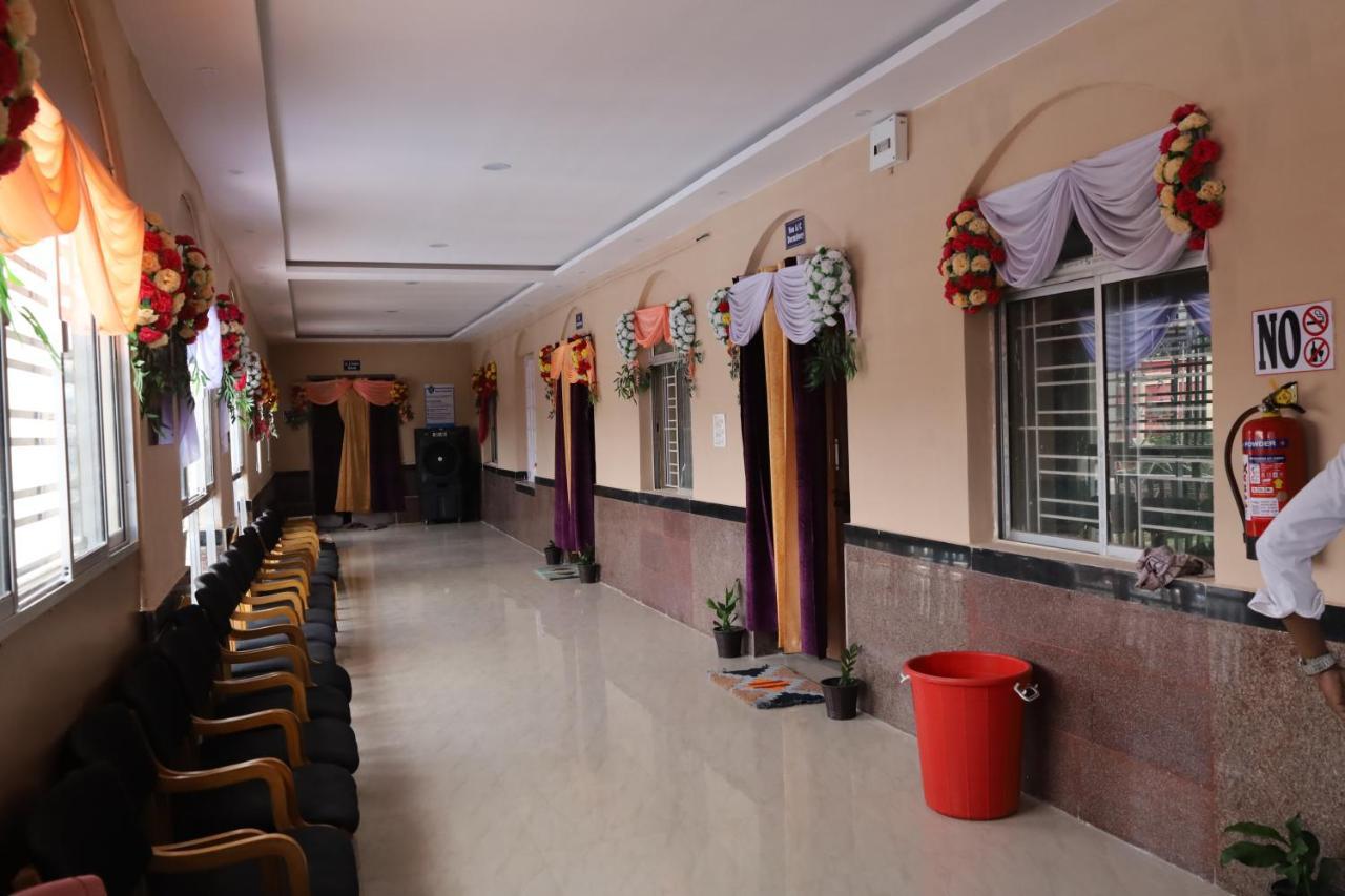 Rail Nest Hotell Kharagpur Exteriör bild
