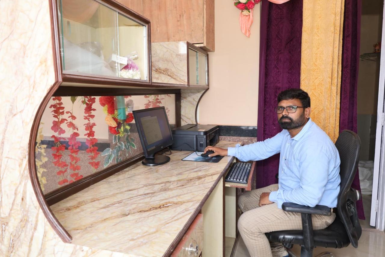 Rail Nest Hotell Kharagpur Exteriör bild